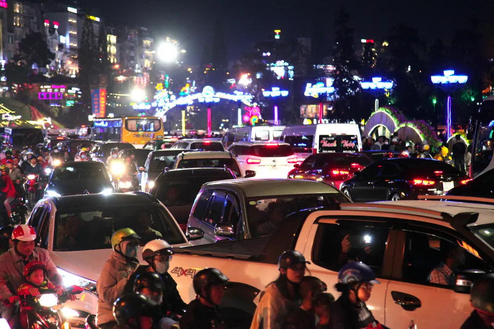 Biển người đổ về trung tâm Đà Lạt, du khách dựng lều nghỉ chân ảnh 2