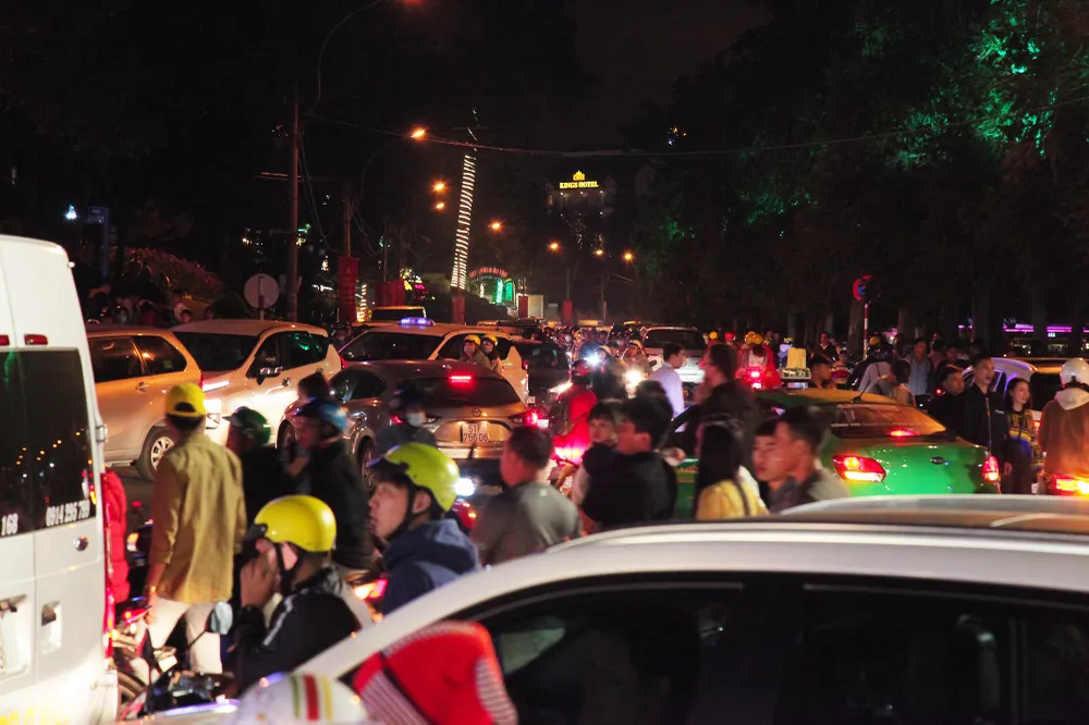 Biển người đổ về trung tâm Đà Lạt, du khách dựng lều nghỉ chân ảnh 10