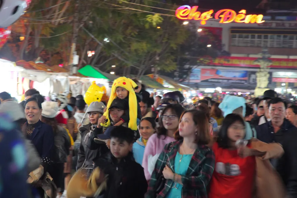 Biển người đổ về trung tâm Đà Lạt, du khách dựng lều nghỉ chân ảnh 6