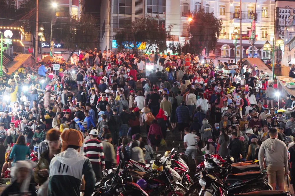 Biển người đổ về trung tâm Đà Lạt, du khách dựng lều nghỉ chân ảnh 5