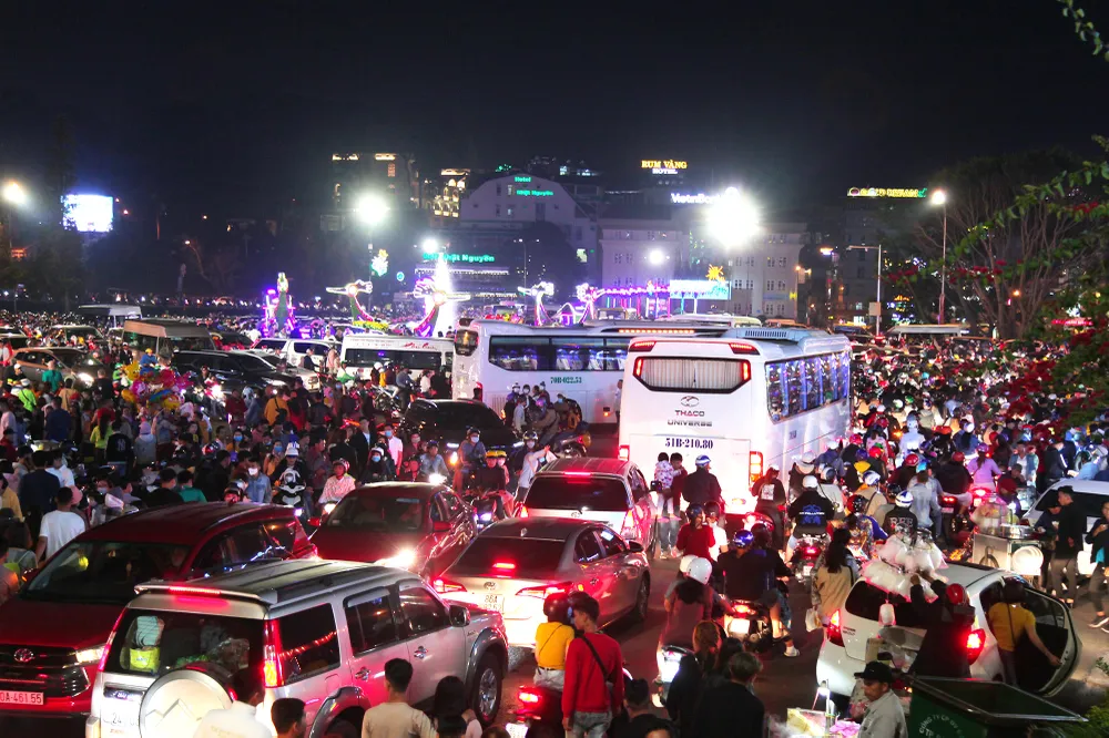 Biển người đổ về trung tâm Đà Lạt, du khách dựng lều nghỉ chân ảnh 4