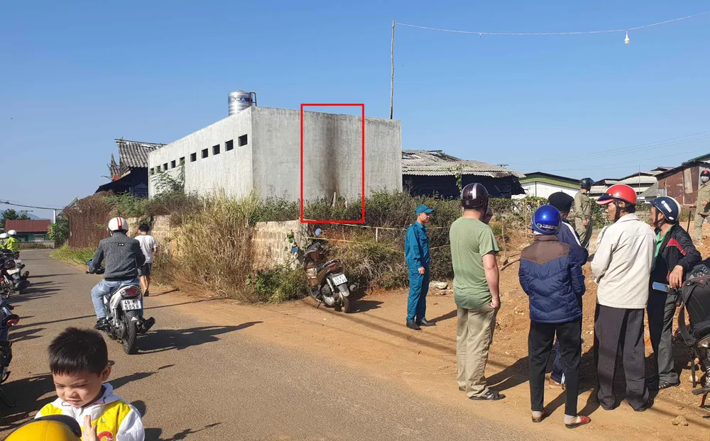 Phát hiện thi thể cháy đen sau tường nhà ảnh 1