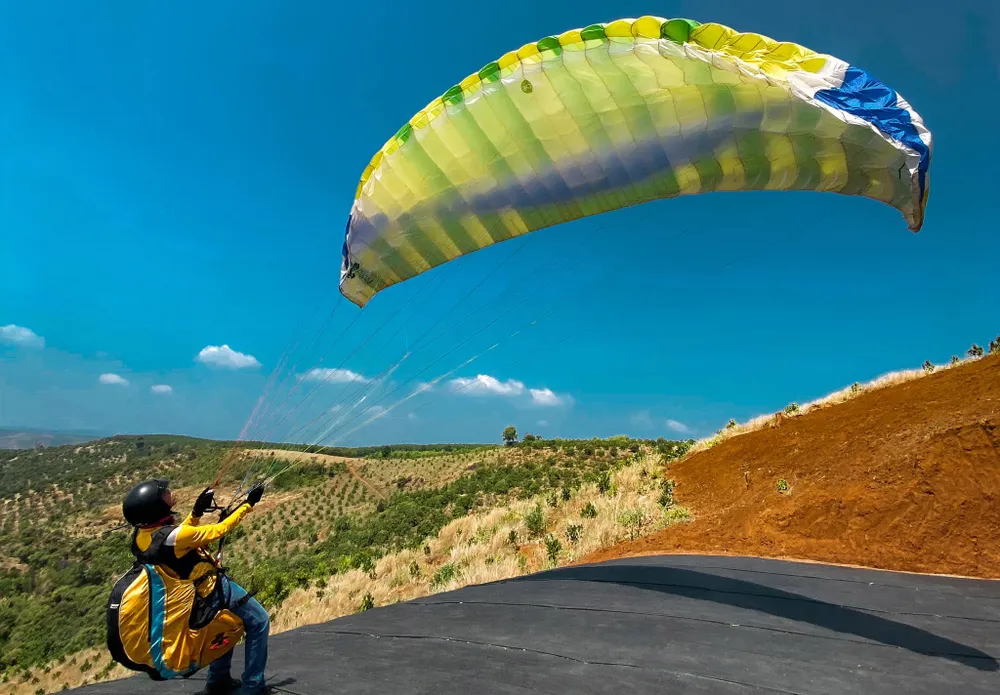 Đình chỉ tour dù lượn "chui" trên đồi Con Ó ảnh 1