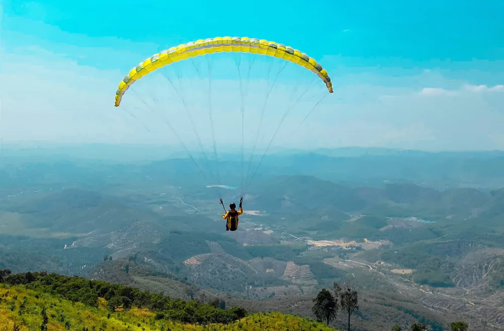 Đình chỉ tour dù lượn "chui" trên đồi Con Ó ảnh 2