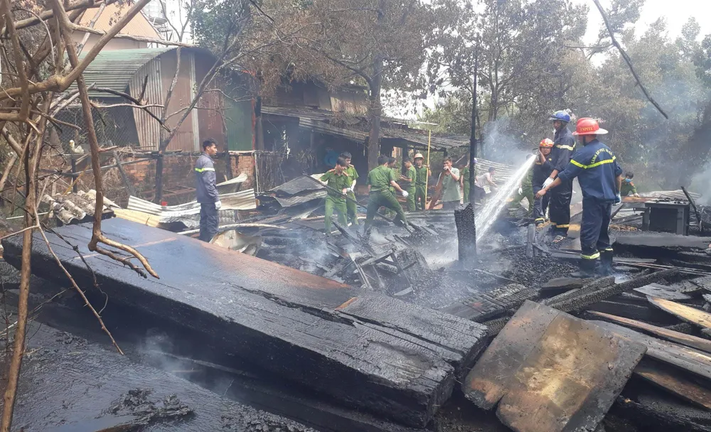 Hoả hoạn thiêu rụi xưởng gỗ ở Lâm Đồng ảnh 1