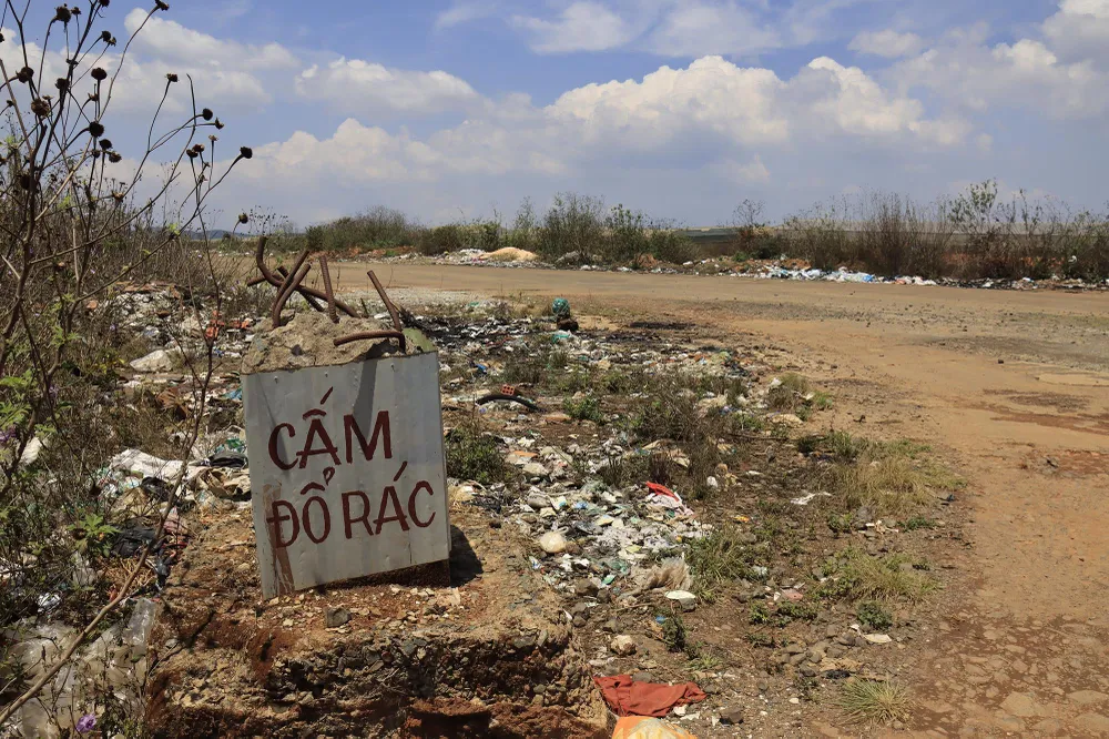 Sân bay Cam Ly (Đà Lạt) tràn ngập rác thải ảnh 8