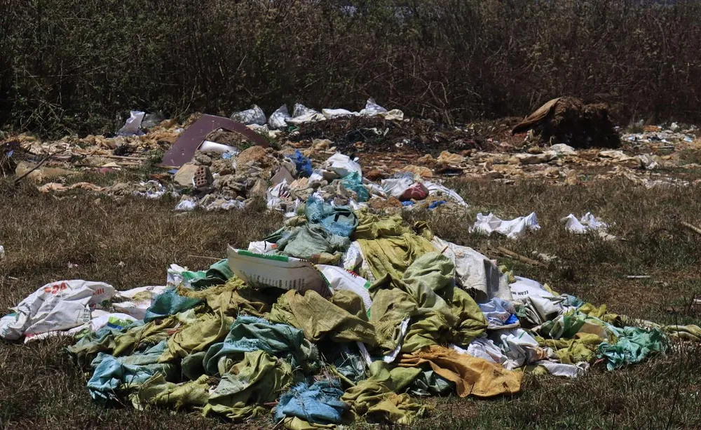 Sân bay Cam Ly (Đà Lạt) tràn ngập rác thải ảnh 3