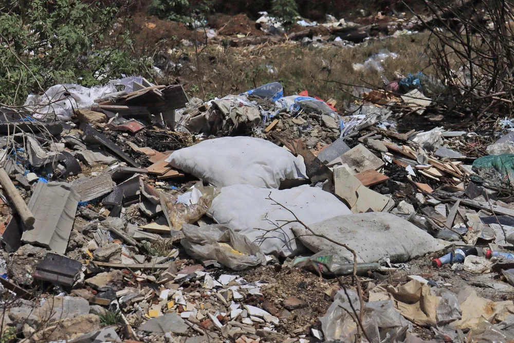 Sân bay Cam Ly (Đà Lạt) tràn ngập rác thải ảnh 4