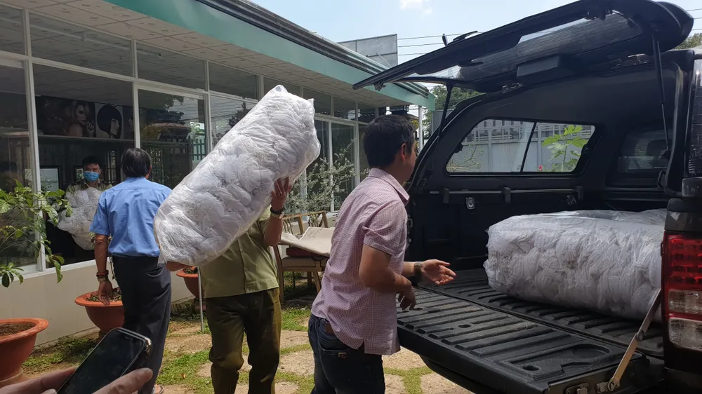 Tạm giữ hàng chục ngàn khẩu trang gia công trong xưởng làm lưỡi câu ảnh 2