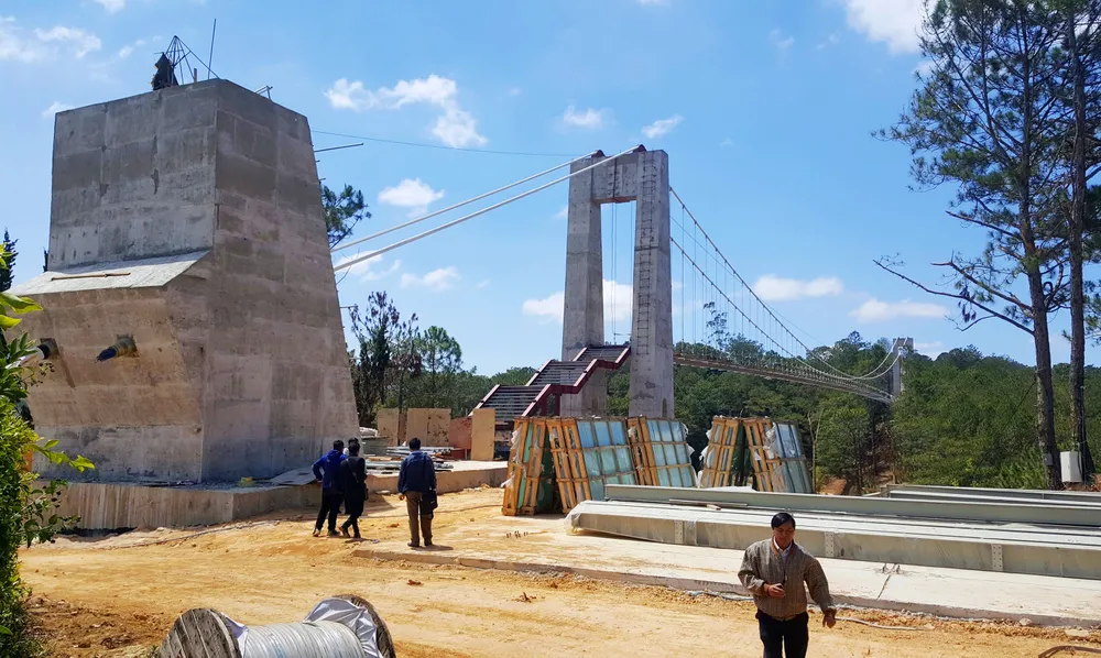 Đề xuất cưỡng chế tháo dỡ cầu đáy kính không phép ở Thung lũng Tình yêu ảnh 1