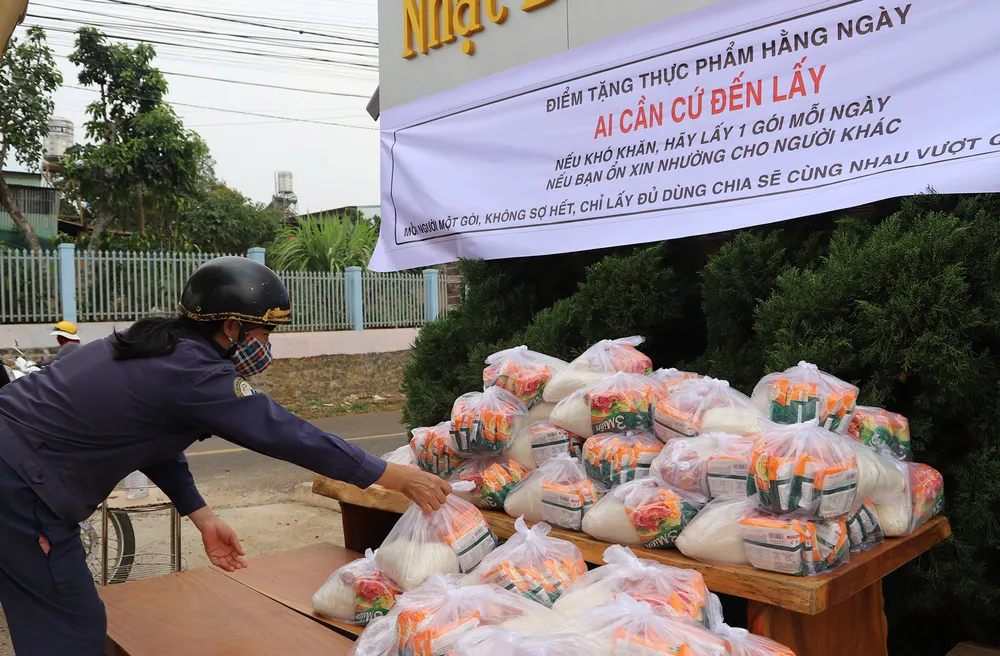 Lan toả tấm lòng thơm thảo, hàng trăm phần quà hỗ trợ người dân gặp khó khăn trong mùa dịch ảnh 1