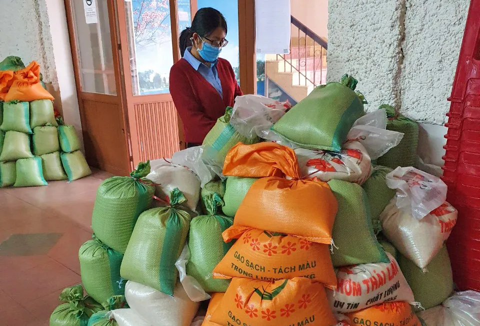 Lan toả tấm lòng thơm thảo, hàng trăm phần quà hỗ trợ người dân gặp khó khăn trong mùa dịch ảnh 2