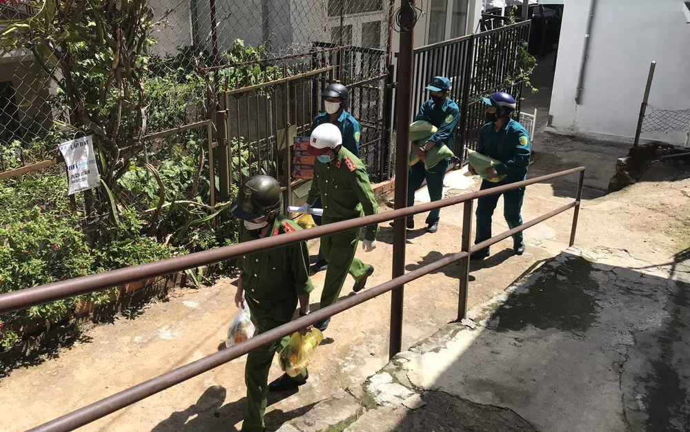 Đà Lạt: Hàng ngàn phần quà trao tận tay người có hoàn cảnh khó khăn trong mùa dịch ảnh 7