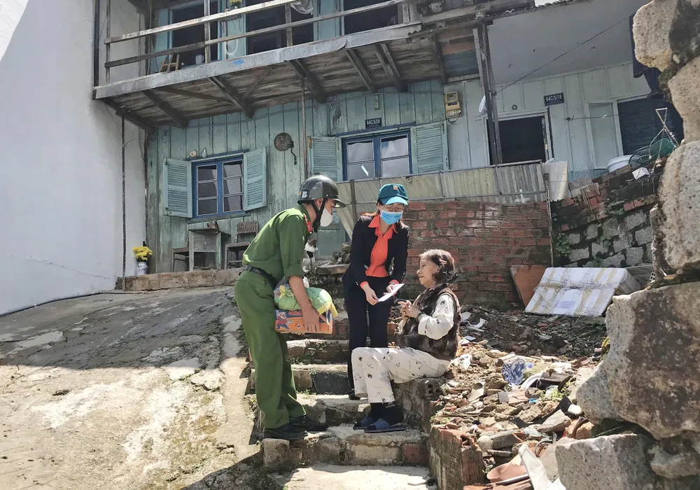 Đà Lạt: Hàng ngàn phần quà trao tận tay người có hoàn cảnh khó khăn trong mùa dịch ảnh 4