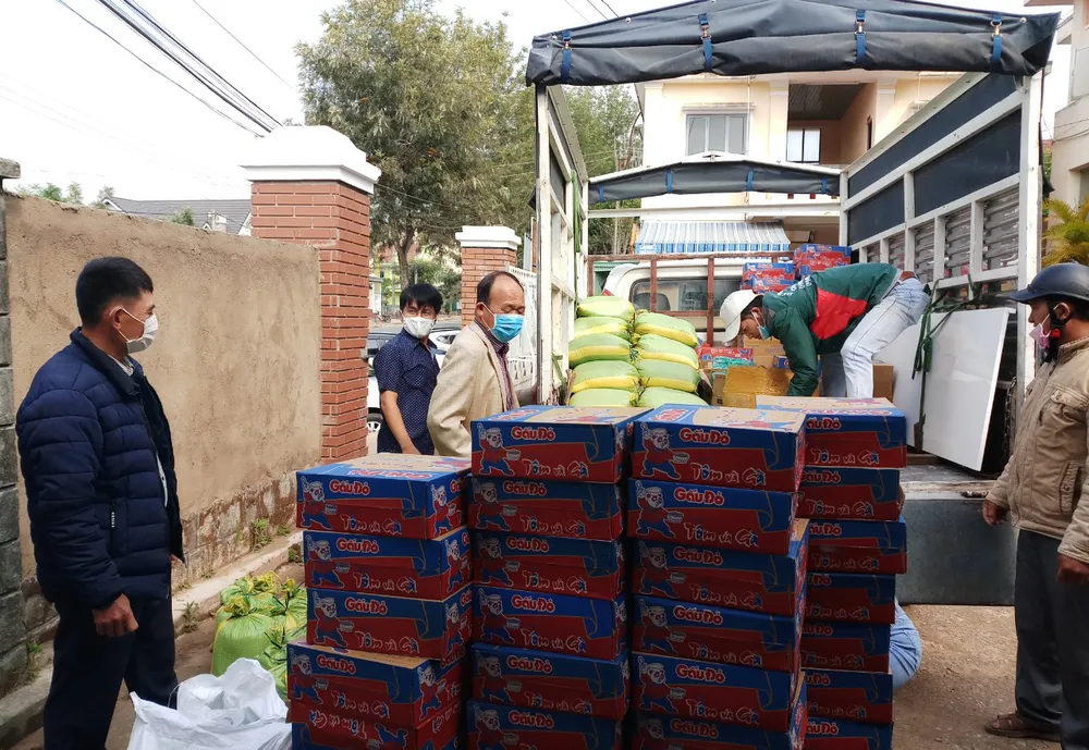 Đà Lạt: Hàng ngàn phần quà trao tận tay người có hoàn cảnh khó khăn trong mùa dịch ảnh 3