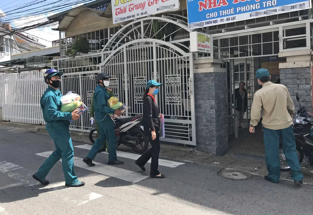 Đà Lạt: Hàng ngàn phần quà trao tận tay người có hoàn cảnh khó khăn trong mùa dịch ảnh 8