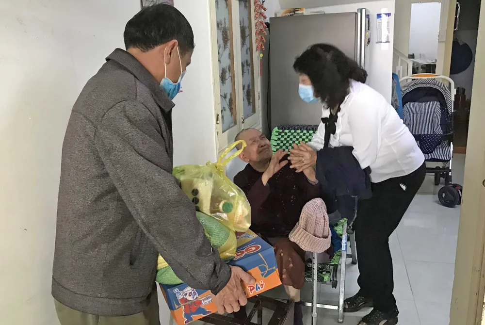 Đà Lạt: Hàng ngàn phần quà trao tận tay người có hoàn cảnh khó khăn trong mùa dịch ảnh 5
