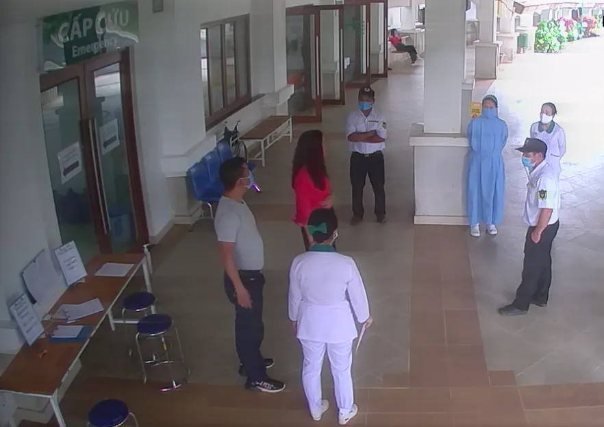 Khởi tố người đánh bảo vệ bệnh viện khi được yêu cầu khai báo y tế ảnh 1