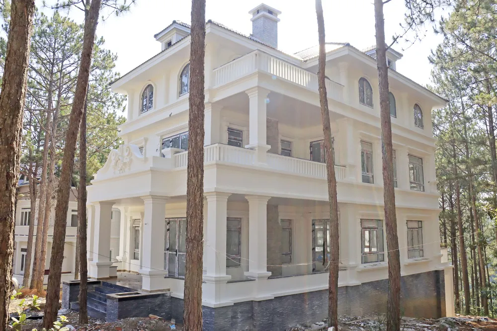 Tiếp tục tháo dỡ nhiều công trình xây dựng không phép trong khu nghỉ dưỡng ở hồ Tuyền Lâm  ảnh 1