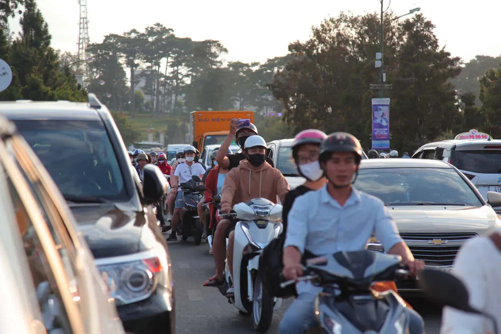 Du khách bắt đầu đổ về Đà Lạt nghỉ lễ ảnh 13