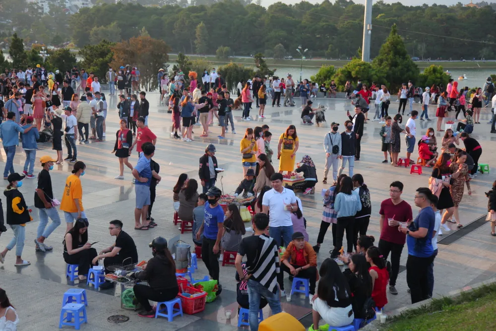 Du khách bắt đầu đổ về Đà Lạt nghỉ lễ ảnh 11