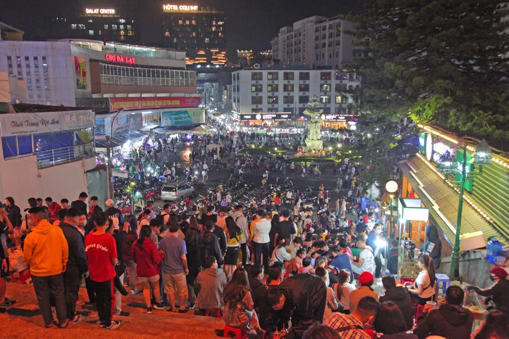 Biển người kéo về khu trung tâm Đà Lạt ảnh 5