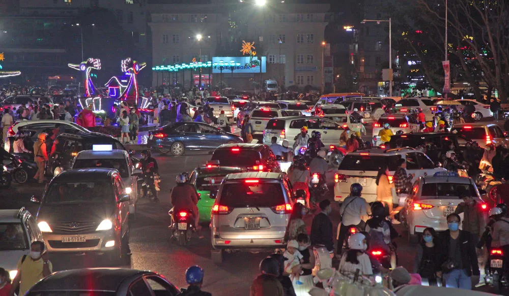 Biển người kéo về khu trung tâm Đà Lạt ảnh 8