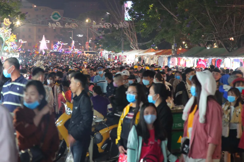 Biển người kéo về khu trung tâm Đà Lạt ảnh 3
