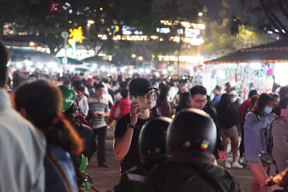 Biển người kéo về khu trung tâm Đà Lạt ảnh 7