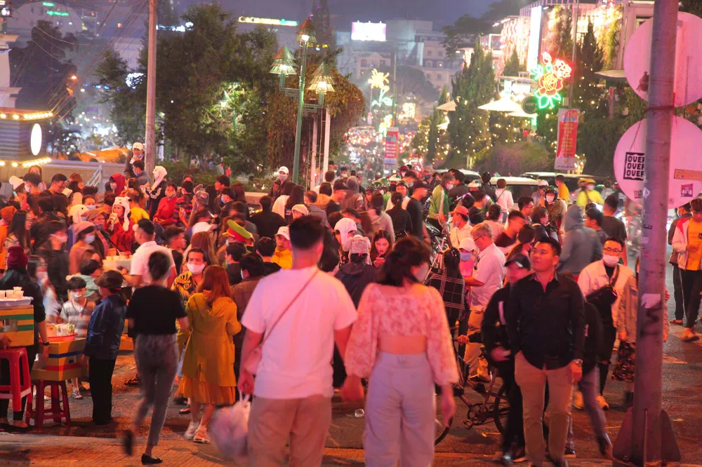 Biển người kéo về khu trung tâm Đà Lạt ảnh 4