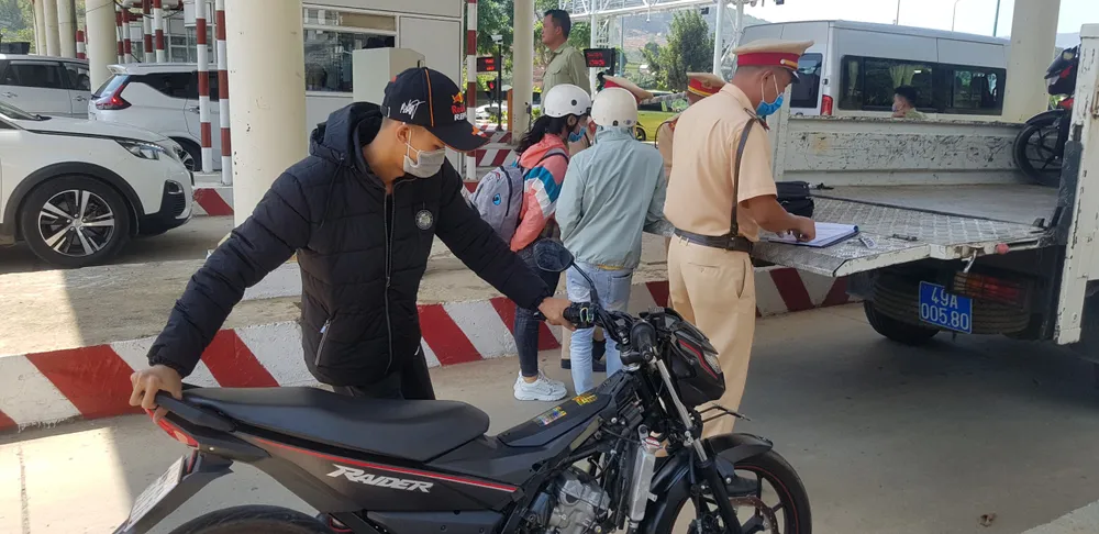 Đi “phượt” chạy vào cao tốc, nhiều xe phân khối lớn bị tạm giữ ảnh 1