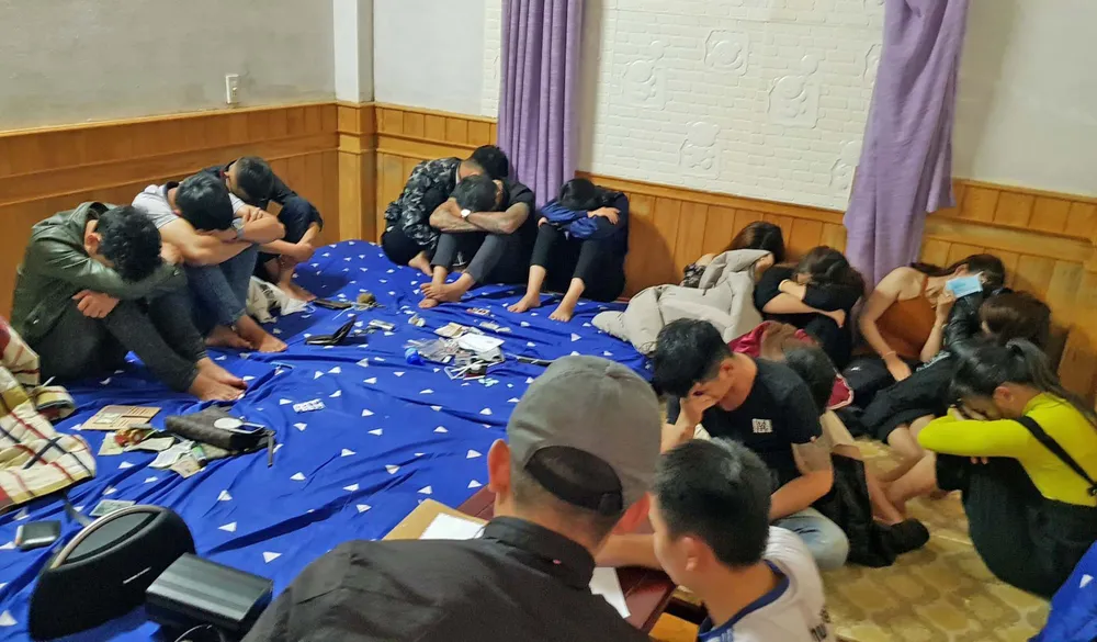 Bắt quả tang 18 thanh niên thuê biệt thự để sử dụng chất ma tuý ảnh 1