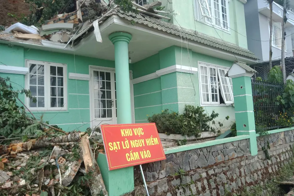 Đà Lạt: Di dời người dân sau mưa lớn gây sạt lở đất ảnh 1