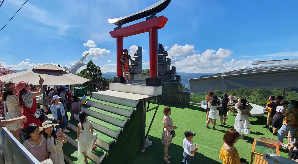 Du khách đổ về Đà Lạt nghỉ mát ảnh 12