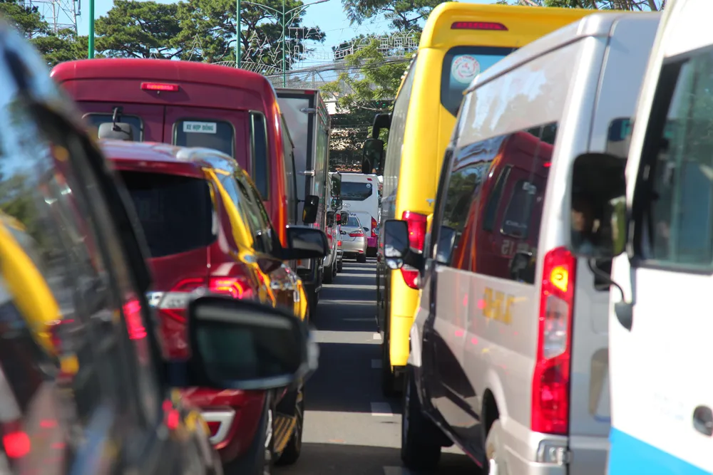 Du khách đổ về Đà Lạt nghỉ mát ảnh 2