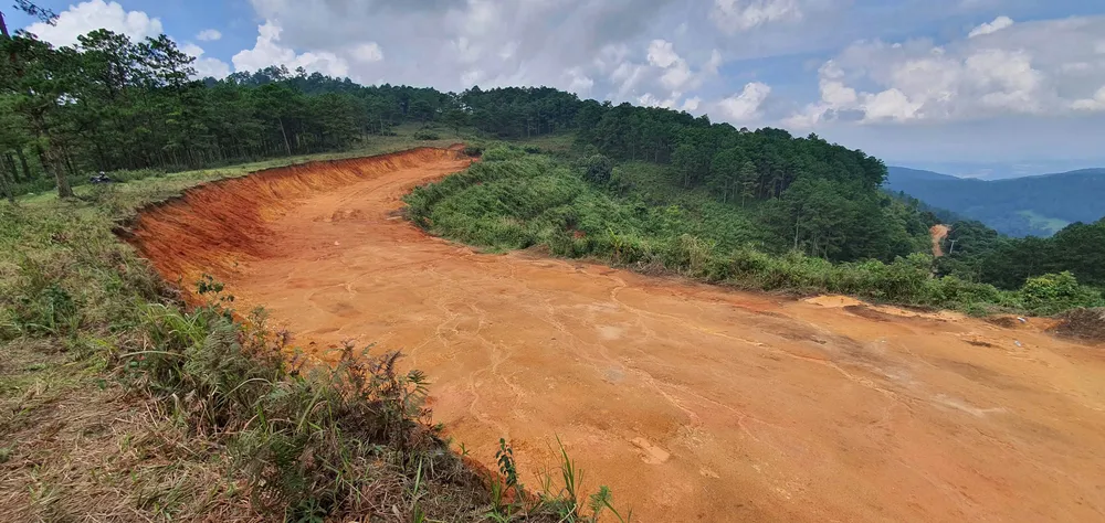 Đà Lạt: Vô tư “xẻ núi” mở đường khai thác khoáng sản ảnh 4