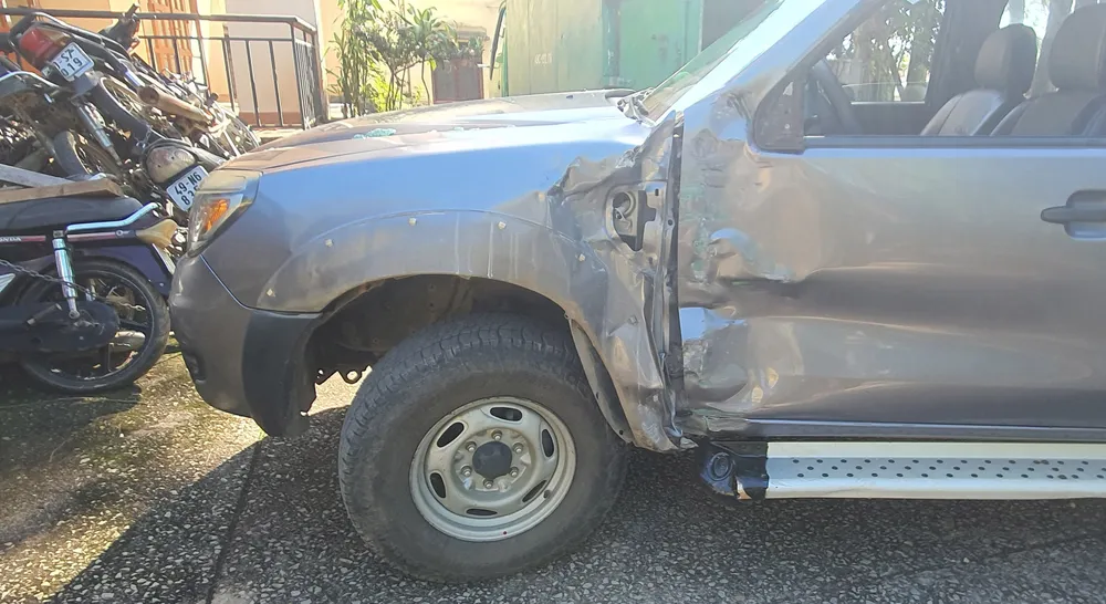 Lâm tặc chở gỗ quý lao vào đoàn kiểm tra hòng tẩu thoát ảnh 2