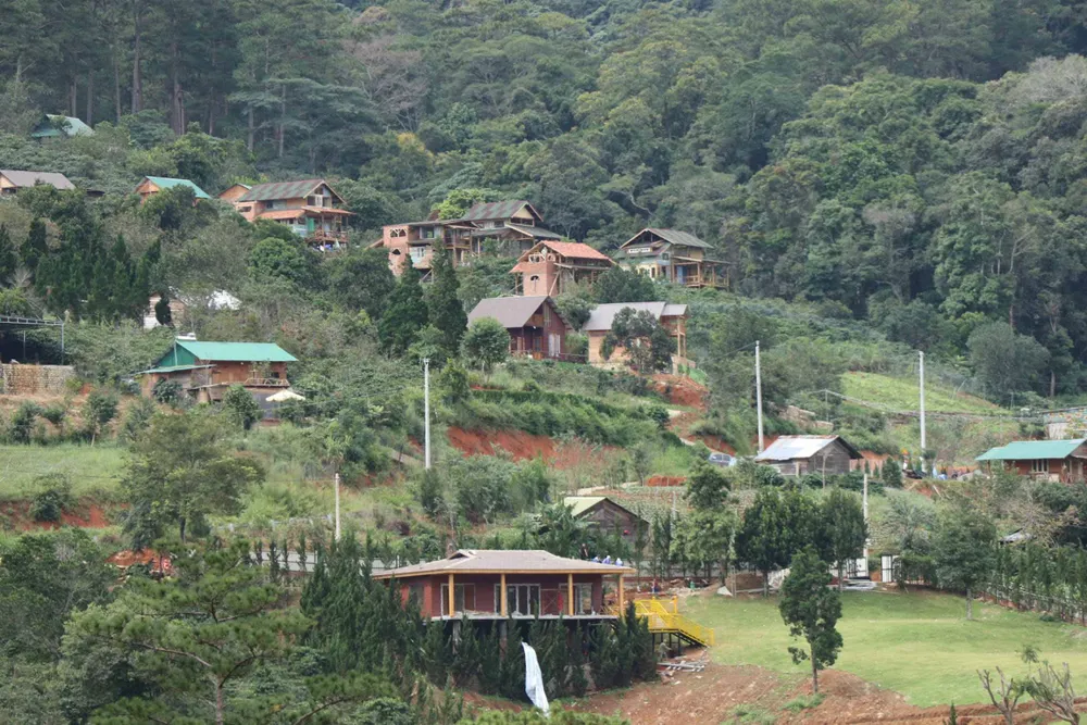 Hàng chục căn nhà xây dựng trái phép giữa đất rừng ở Lâm Đồng ảnh 1
