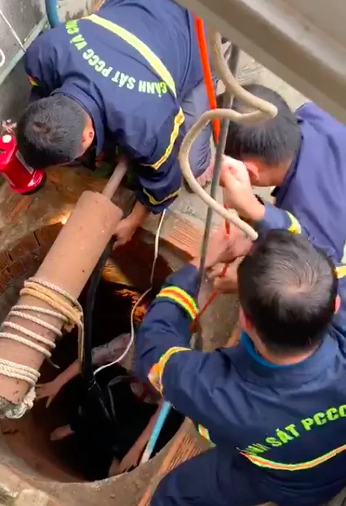 Cứu kịp thời người phụ nữ rơi xuống giếng sâu 25m ảnh 1