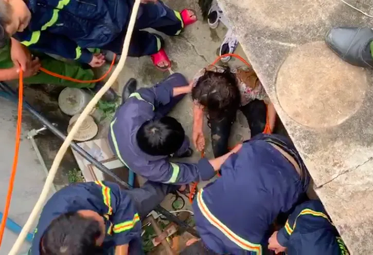 Cứu kịp thời người phụ nữ rơi xuống giếng sâu 25m ảnh 2