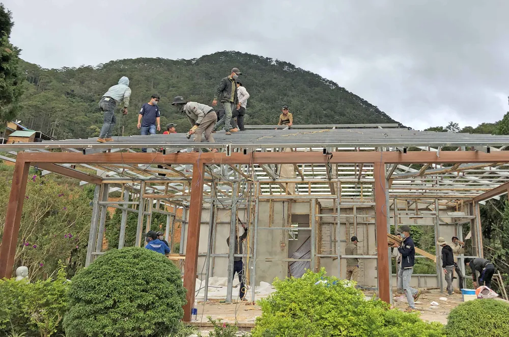 Giải toả nhà trái phép giữa đất rừng gần khu du lịch hồ Tuyền Lâm ảnh 1