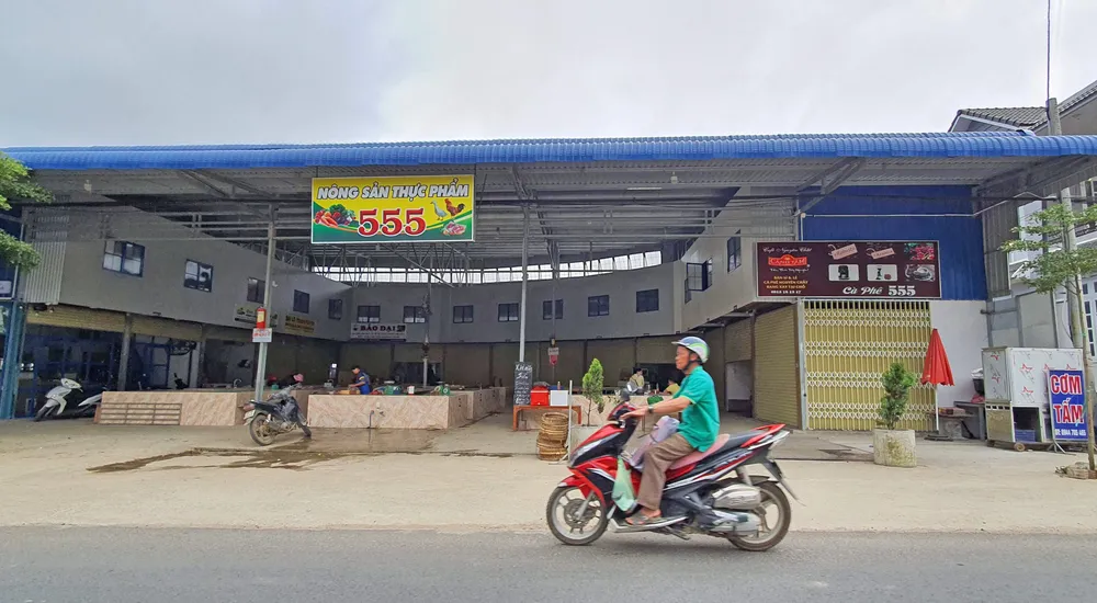 Ngang nhiên mở “chợ” trên suối, lấn chiếm quốc lộ ảnh 1