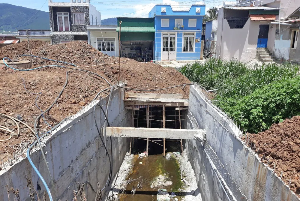 Ngang nhiên mở “chợ” trên suối, lấn chiếm quốc lộ ảnh 2