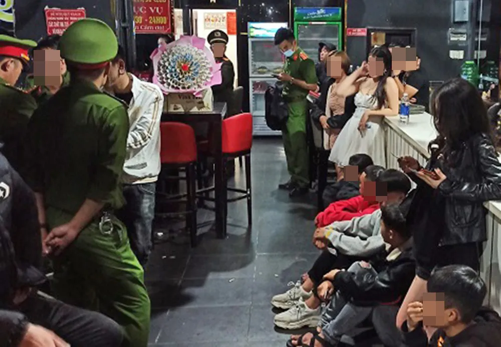 Đột kích quán beer, karaoke, phát hiện 20 người dương tính với ma túy ảnh 1