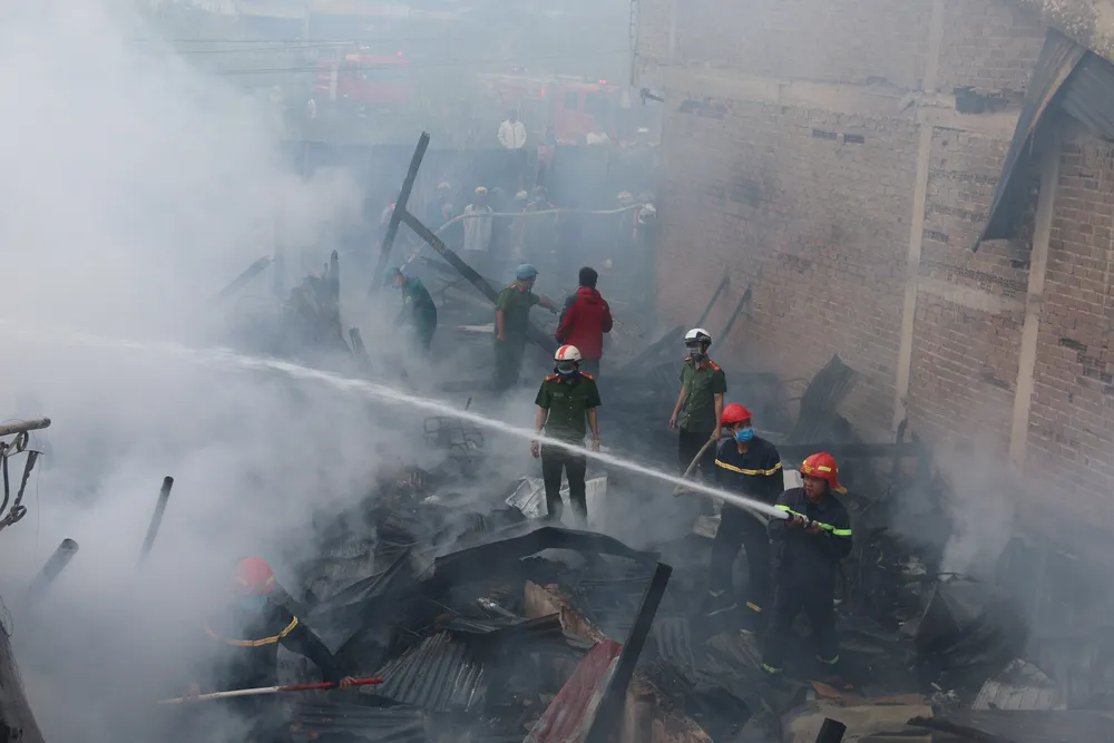 Cháy lớn thiêu rụi 4 căn nhà liền kề ảnh 1