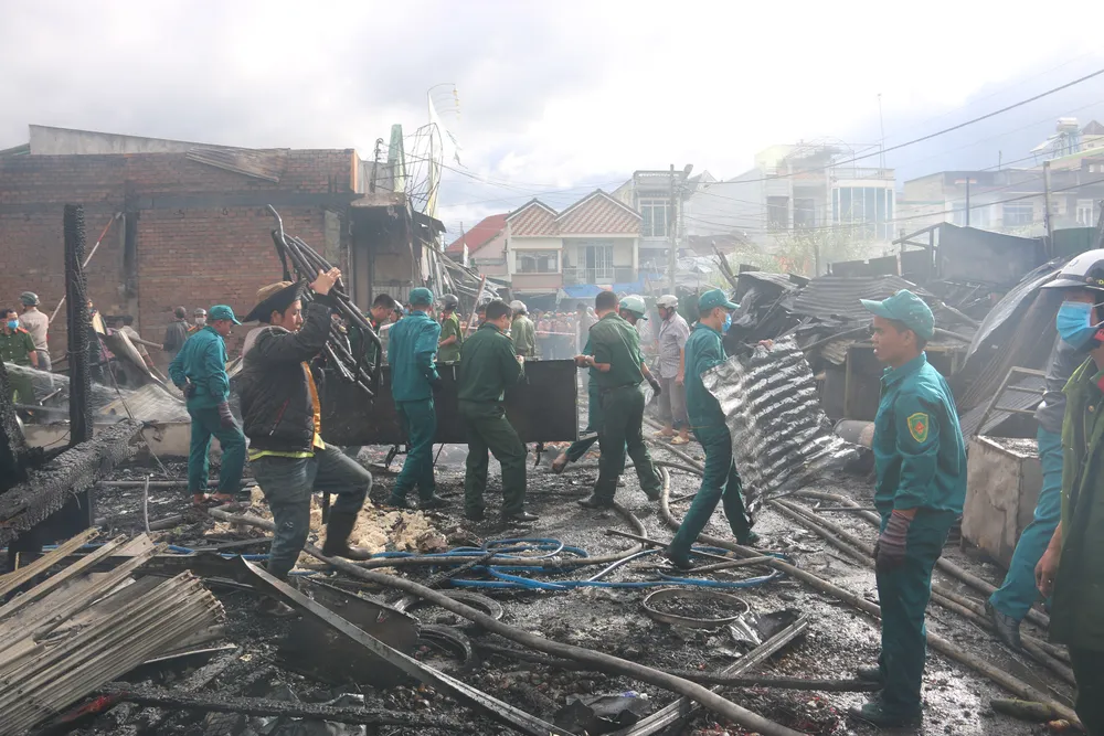 Cháy lớn thiêu rụi 4 căn nhà liền kề ảnh 2