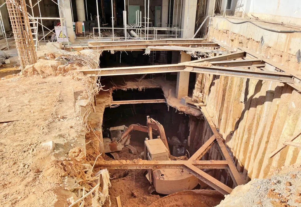 Di dời khẩn cấp nhiều hộ dân vì công trình xây khách sạn gây sụt lún ảnh 1