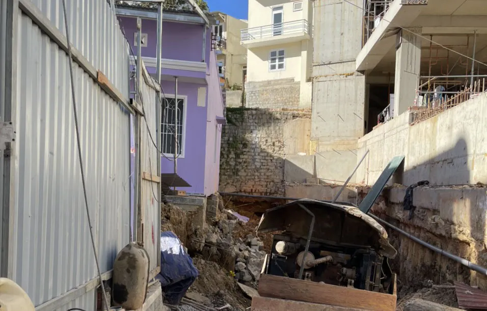 Di dời khẩn cấp nhiều hộ dân vì công trình xây khách sạn gây sụt lún ảnh 2