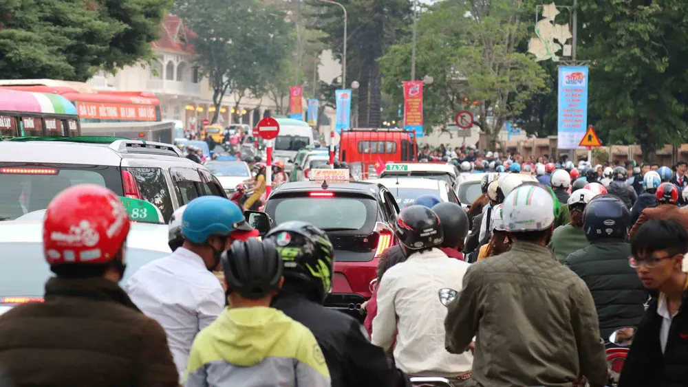 Ngày thứ 3 kỳ nghỉ lễ 2-9: Lưu lượng phương tiện lớn, kẹt xe nhiều nơi