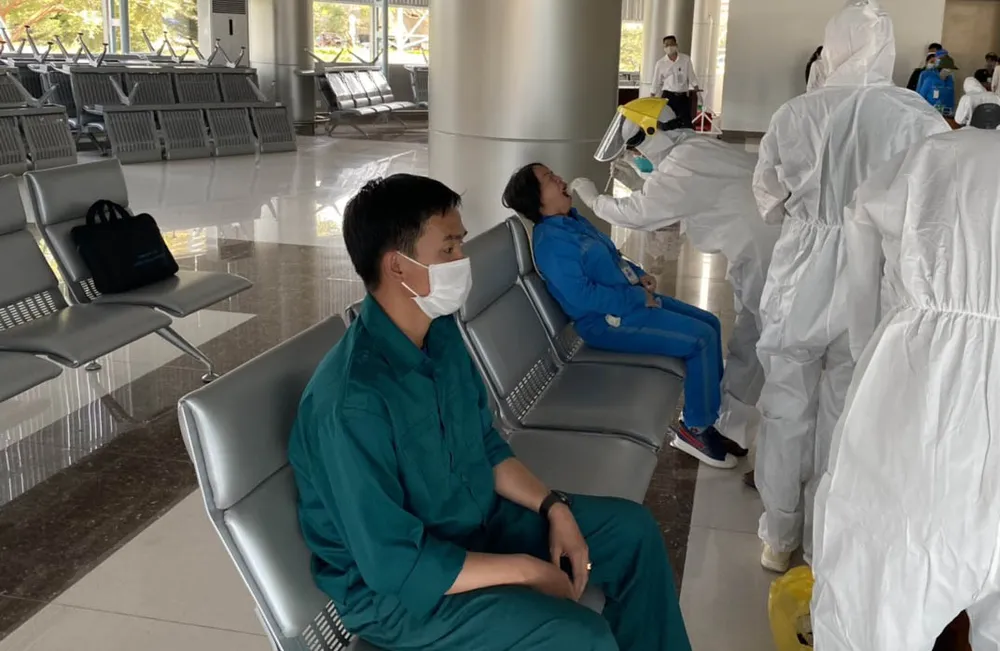 Xét nghiệm SARS-CoV-2 cho toàn bộ nhân viên sân bay Liên Khương – Đà Lạt ảnh 1